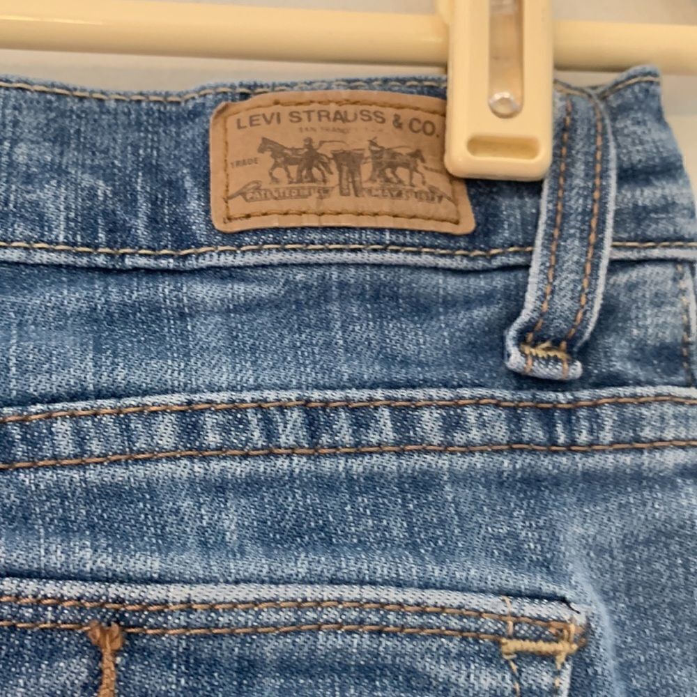 Levi’s jeans 512 boot cut Perfectly slimming Size 6 Short Decorative pockets - Picture 4 of 9